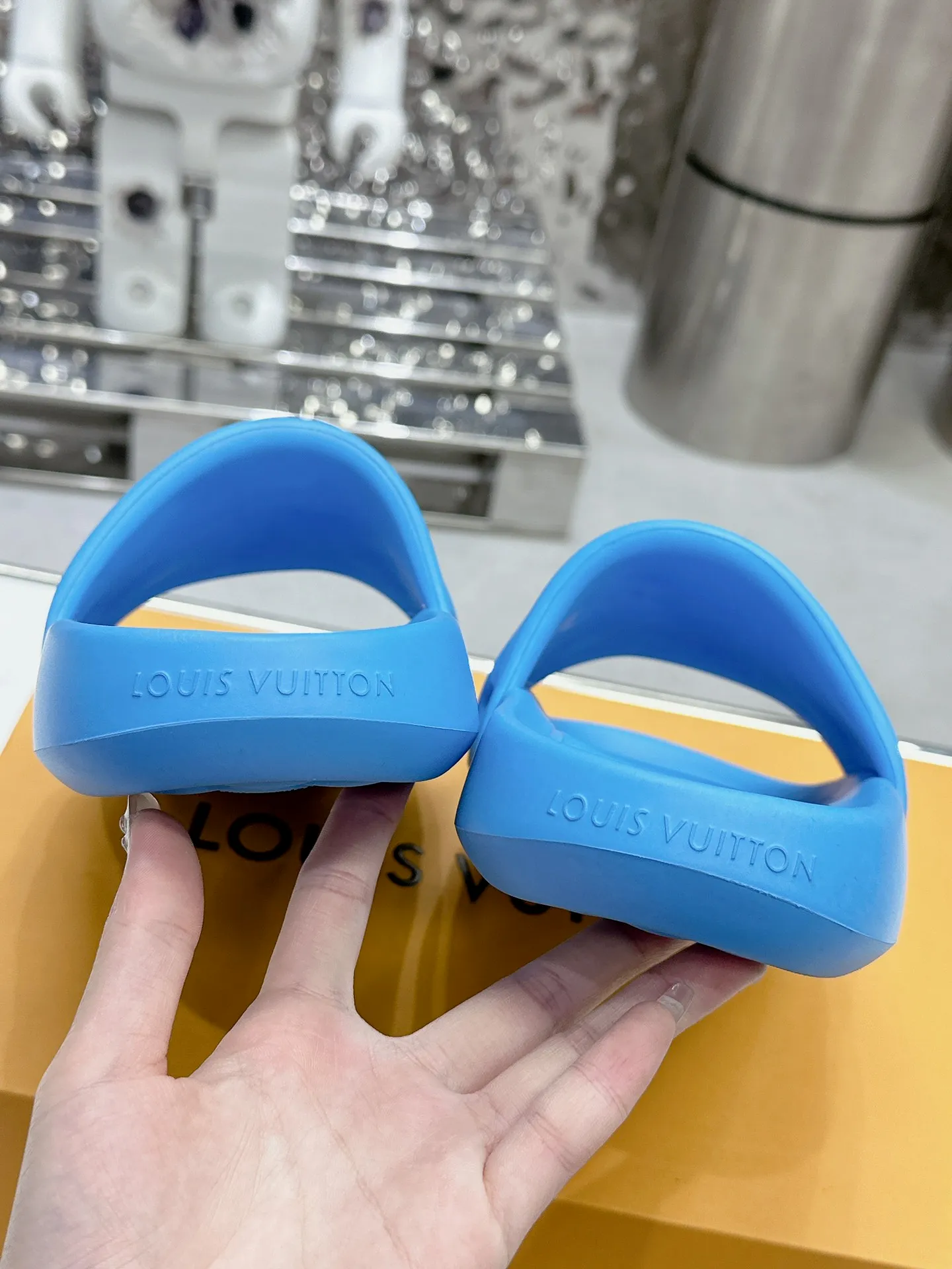 [L Home] P: 280💰 ▪️Shoe size: Women's 35-40 Men's 38-46▪️Packaging: Counter top quality~original packaging 𝟐𝟎𝟐5 Louis Vuitton counter's new embossed slippers, lv monogram embossed slippers, Waterfront sandals are back with a new look, and the upper buckle is embossed with lv's iconic Monogram pattern. Made of waterproof rubber with a comfortable and resilient insole. The lightweight, flexible outsole is embossed with the Louis Vuitton logo. ▪️Fabric: Original molded rubber foam surface ▪️Technology: embossed logo ▪️Sole: Original molded rubber foam outsole ▪️Sole thickness: 3CM.